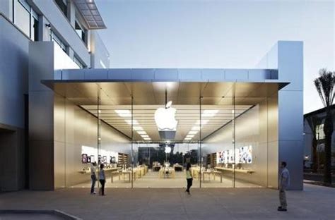 Apple Store Entryway
